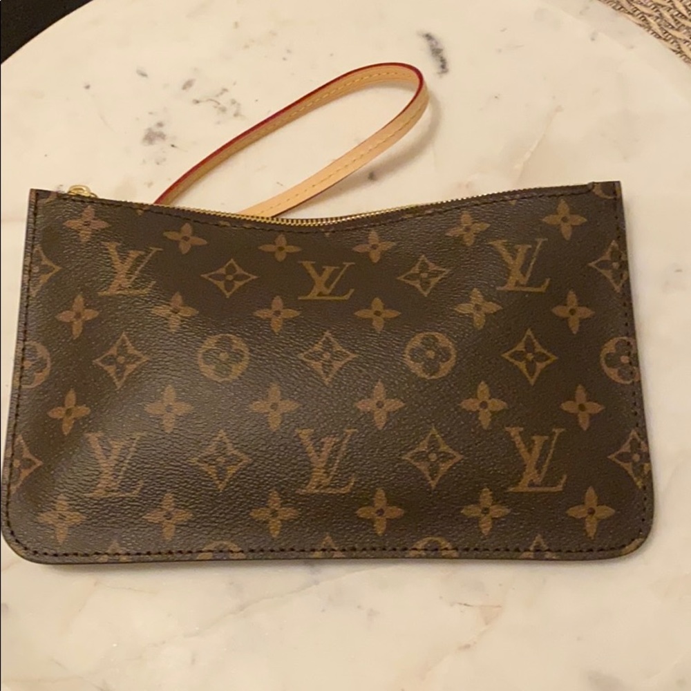 LV Pochette like new